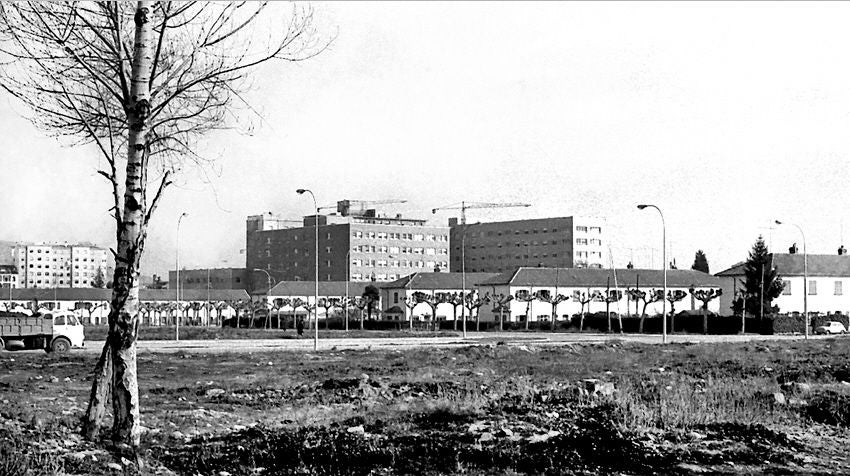 Las Casas Baratas de Logroño con la Residencia Sanitaria al fondo (posteriormente Hospital San Millán).