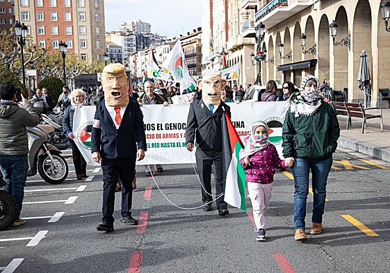 Figuras tipo cabezudos de Donald Trump y Benjamin Netanyahu.
