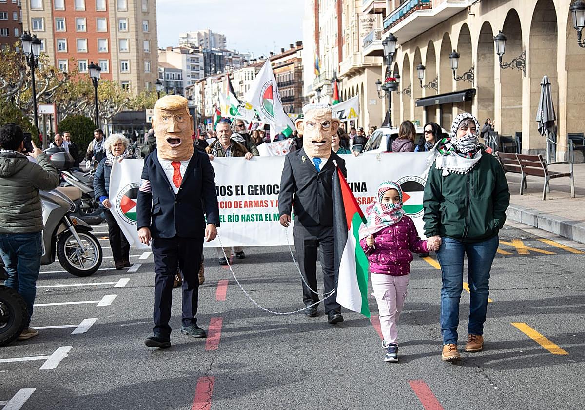 Figuras tipo cabezudos de Donald Trump y Benjamin Netanyahu.