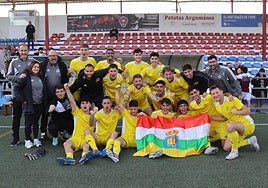 Los componentes de la selección riojana celebran su victoria.