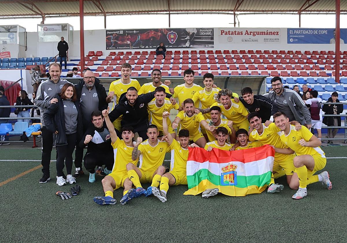 Los componentes de la selección riojana celebran su victoria.