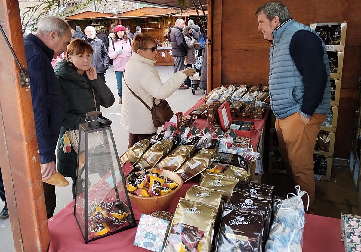 César del Río atiende el puesto de mazapanes Segura.