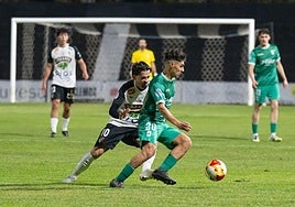Landín conduce el esférico ante la presión del local Aparicio.