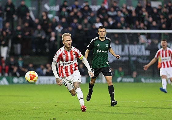 Sergio Gil se marcha del exblanquirrojo Sarriegi durante el partido en Las Llanas.