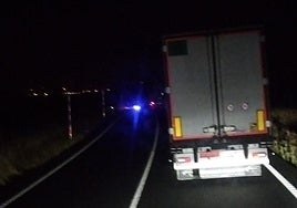 La N-232 permanece cortada por el accidente de un camión, en Fonzaleche.