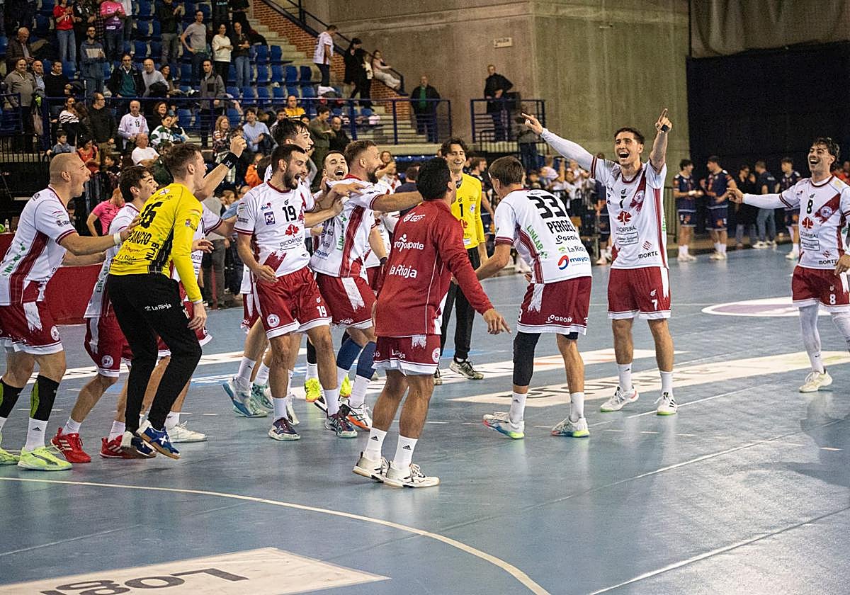 El Dicorpebal celebra como una piña en el Palacio la victoria sobre el Granollers.
