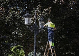 Mantenimiento de alumbrado público, en una imagen de archivo.