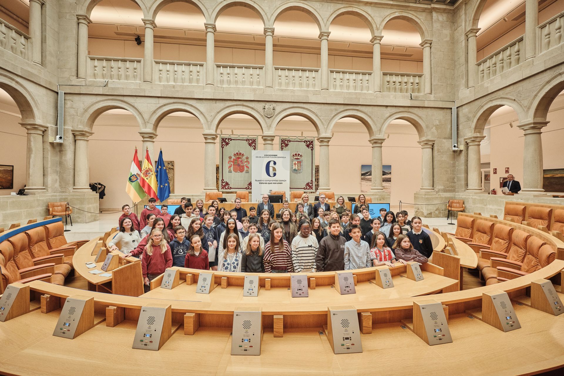 Escolares riojanos leen la Constitución en el Parlamento de La Rioja