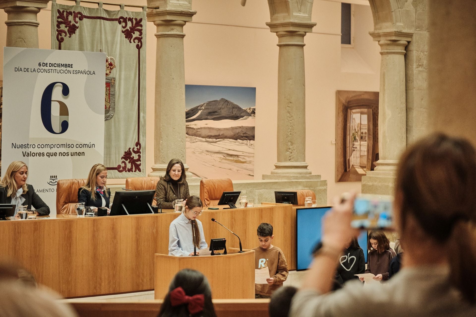 Escolares riojanos leen la Constitución en el Parlamento de La Rioja