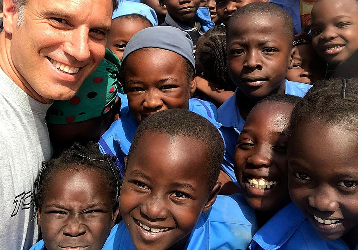 El exfutbolista Amavisca participa en la UR en una jornada de reconocimiento al trabajo de la Fundación Ramón Grosso