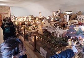 Una niña disfruta del belén mecánico de Sorzano el pasado domingo.