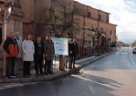 El consejero, la directora general y el alcalde de la localidad en la zona que será reurbanizada.