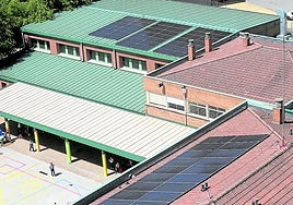 Instalación de paneles solares en un centro educativo de Logroño.