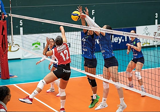 Un instante del primer encuentro de la eliminatoria ante el Braga disputado en El Ferial.