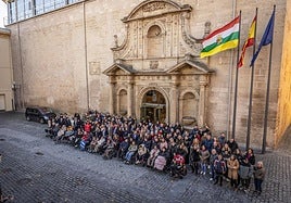 Foto de familia a las puestas del Parlamento de La Rioja tras el acto institucional con motivo del Día Internacional de las Personas con Discapacidad.