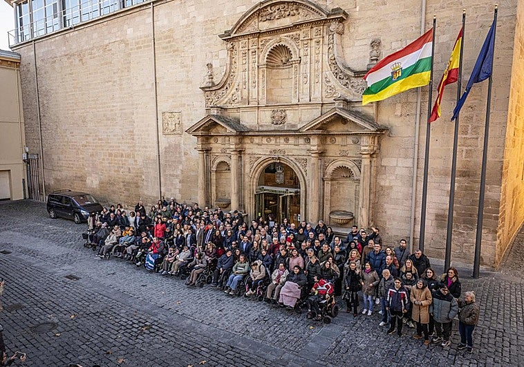 Foto de familia a las puestas del Parlamento de La Rioja tras el acto institucional con motivo del Día Internacional de las Personas con Discapacidad.