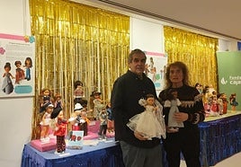 Fidel Fuentevilla, de Fundación Caja Rioja, y Marta Martínez, propietaria de la colección.