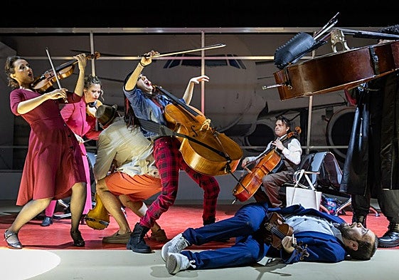 Esdena de 'Bon Voyage!' con los músicos de Orthemis Orchestra.