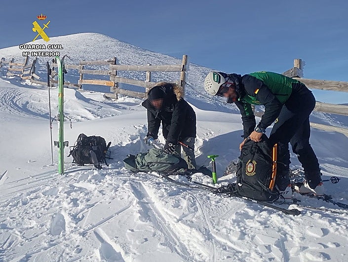 El joven fue ayudado por la Guardia Civil de Montaña.