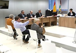 Los tres acusados, antes de aceptar sus condenas, en la Audiencia Provincial.