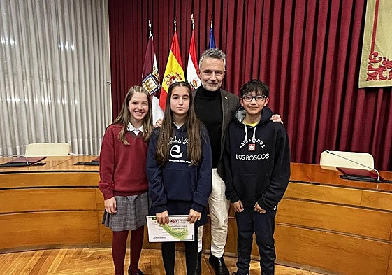 Ganadores del concurso escolar de redacción sobre la Constitución.