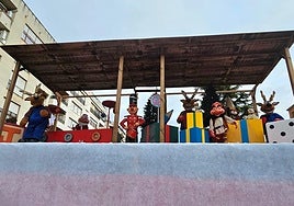 Muñecos del nuevo espectáculo de 'Navilandia', que se ha colocado en el paseo de Mercadal.