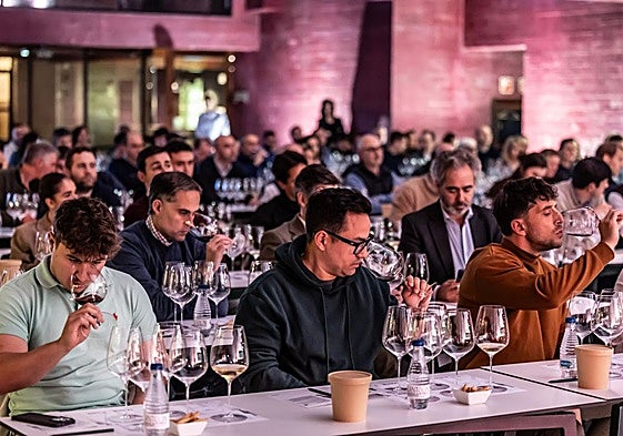 Algunos de los participantes en la cata olfatean el primer vino de la noche, Corimbo I 2018.