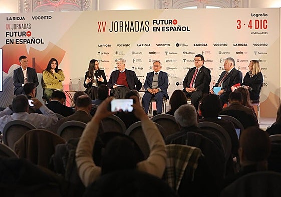 Representantes de las universidades participantes en la segunda jornada de Futuro en Español, ayer en el Círculo Logroñés: Charles R. Arosa Carrera (Colombia), Sara Camacho (Ecuador), Natalia C. Álbarez (Argentina), Rafael Puyol (UNIR), César Augusto Cardoso (Perú), Iván Méndez Velásquez (Bolivia), Jorge Luis Cáceres (Perú) y Eva Sanz (UR).