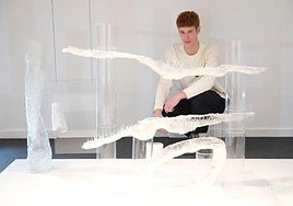 Álvaro Morón (Logroño, 2005) posa junto a su obra, en la sala pequeña de exposiciones de la Esdir.