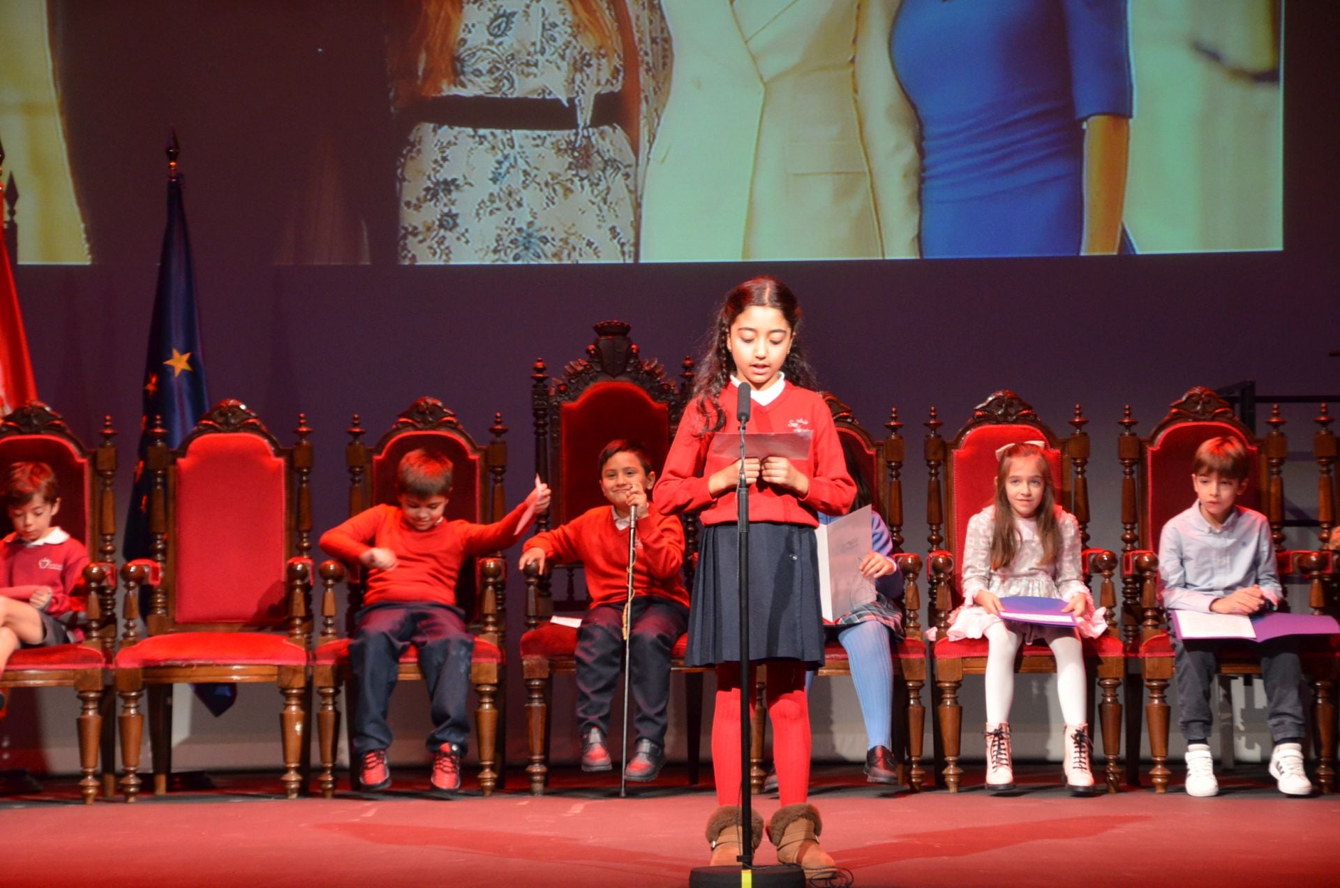 La lectura de los escolares de los artículos más destacados de la Constitución