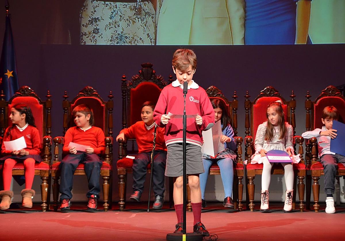 La lectura de los escolares de los artículos más destacados de la Constitución