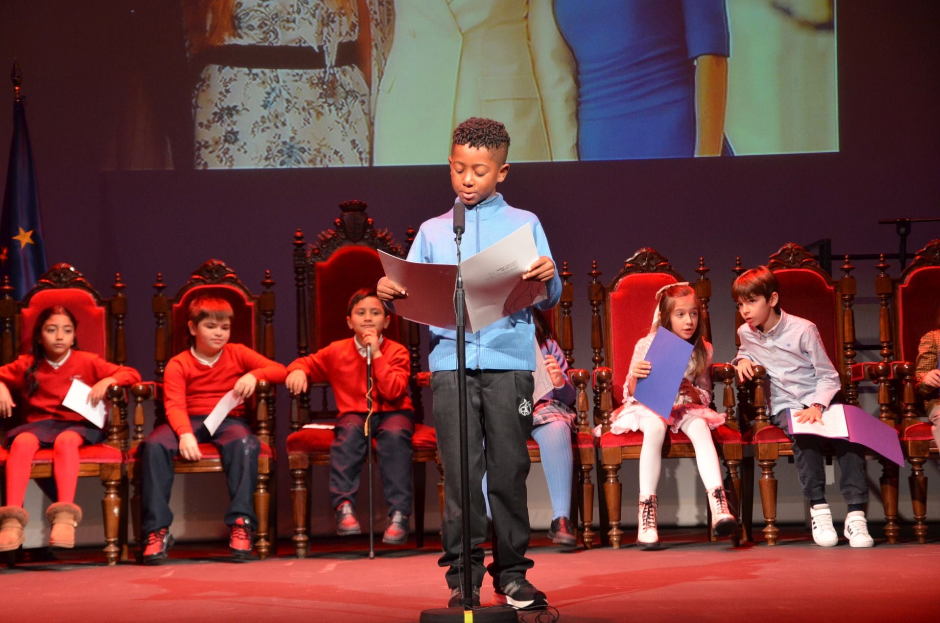 La lectura de los escolares de los artículos más destacados de la Constitución