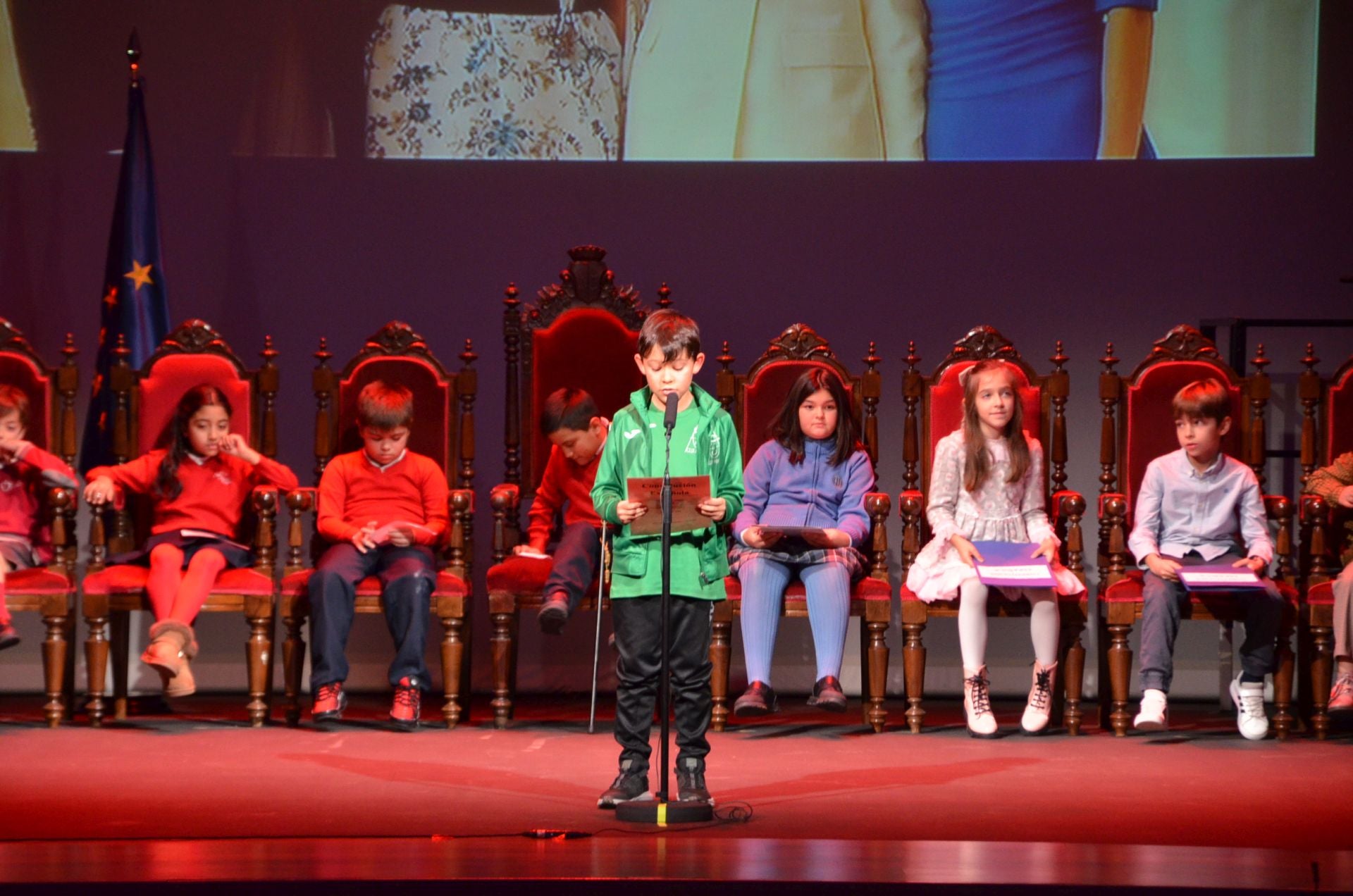 La lectura de los escolares de los artículos más destacados de la Constitución