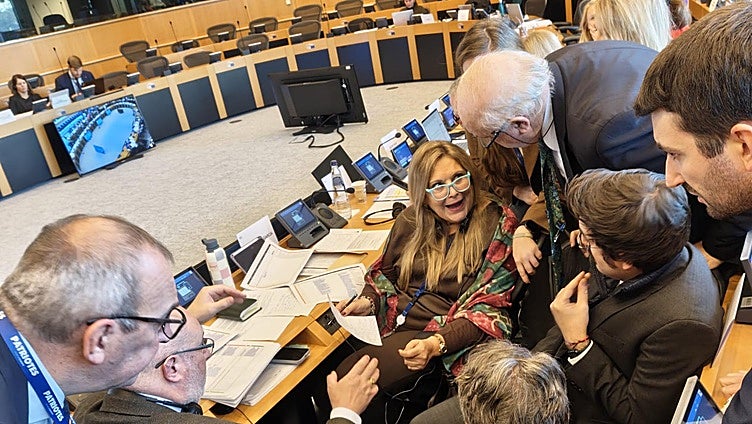 Esther Herranz, felicitada por sus compañeros tras el acuerdo.