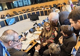 Esther Herranz, felicitada por sus compañeros tras el acuerdo.