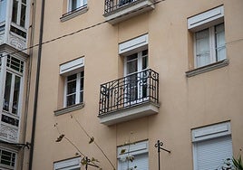 El balcón cuyo forjado ha sido arrancado al colgar las luces de Navidad y que ya ha sido asegurado.