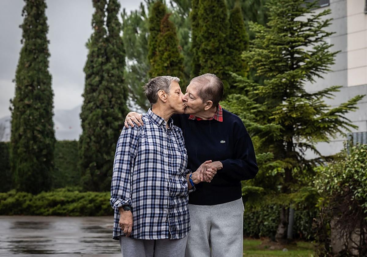 Begoña y Carmen pasean por el jardín de la residencia Seniors La Estrella de Logroño.