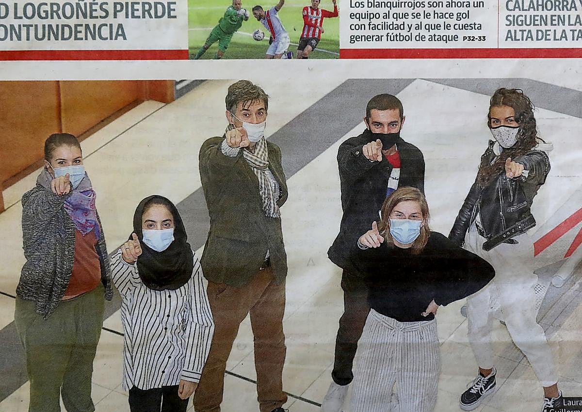 Imagen secundaria 1 - Voluntarios en el curso 2024-2025 de ASUR, que mantuvo su labor en la pandemia. Sobre estas líneas, Carlos Villar Flor, con el premio 'Alma Solidaria' de Diario LA RIOJA.