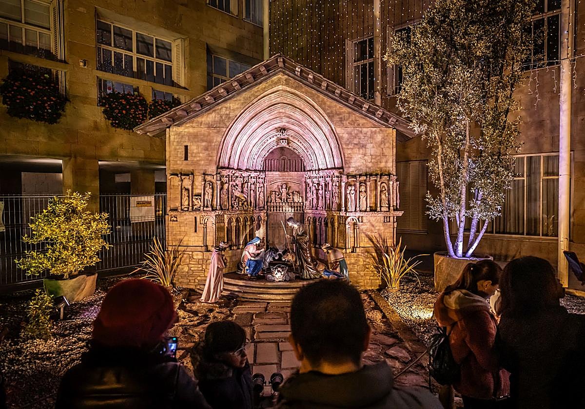 El Picuezo y la Picueza, con la portada de San Bartolomé, que hace las veces de portal en el belén logroñés, al fondo.