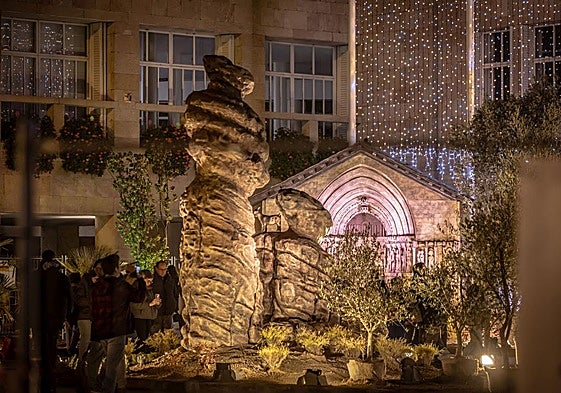 El Picuezo y la Picueza, con la portada de San Bartolomé, que hace las veces de portal en el belén logroñés, al fondo.