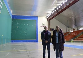 El concejal de Obras y la alcaldesa conocieron la nueva iluminación en la visita al frontón corto.