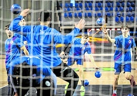 Jon Sastre, que posiblemente sea hoy de la partida, lanza durante un entrenamiento del Dicorpebal.