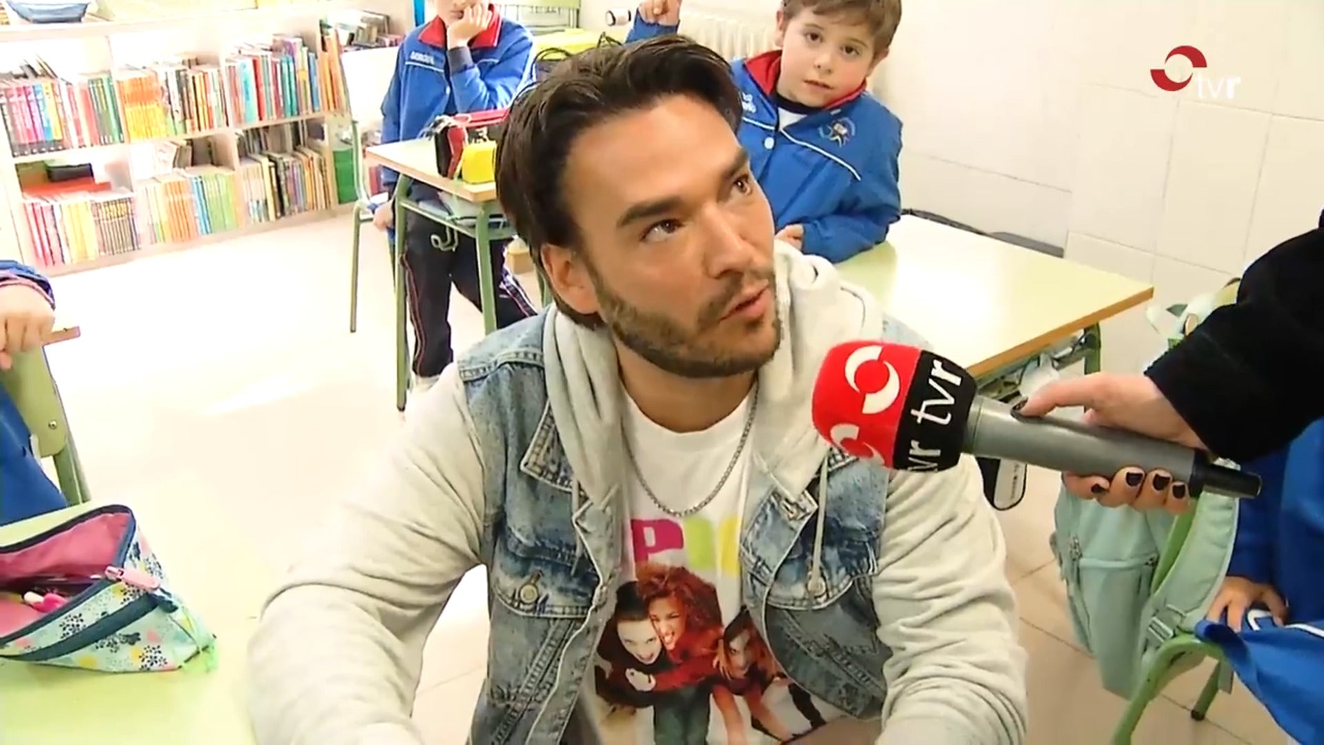 El presentador, músico y escritor riojano David Moreno invierte papeles en su antiguo colegio