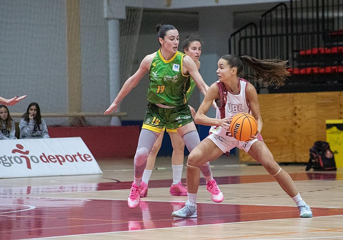 María Llorente controla el balón en el partido ante Al-Qázeres.