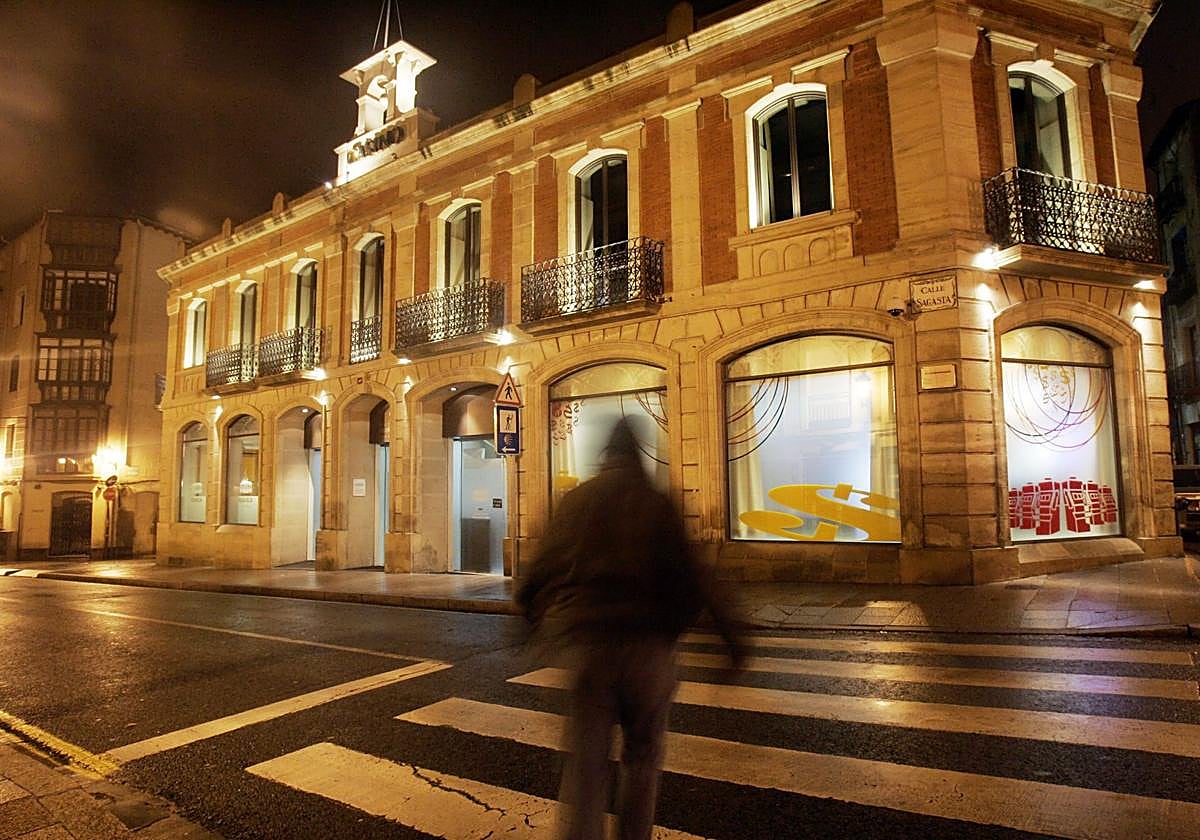 El antiguo Casino, iluminado en Sagasta, en una imagen de archivo.