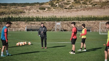 Unai Mendia da instrucciones en un entrenamiento.