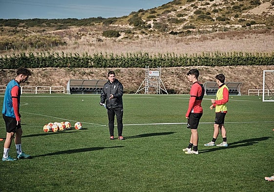 Unai Mendia da instrucciones en un entrenamiento.
