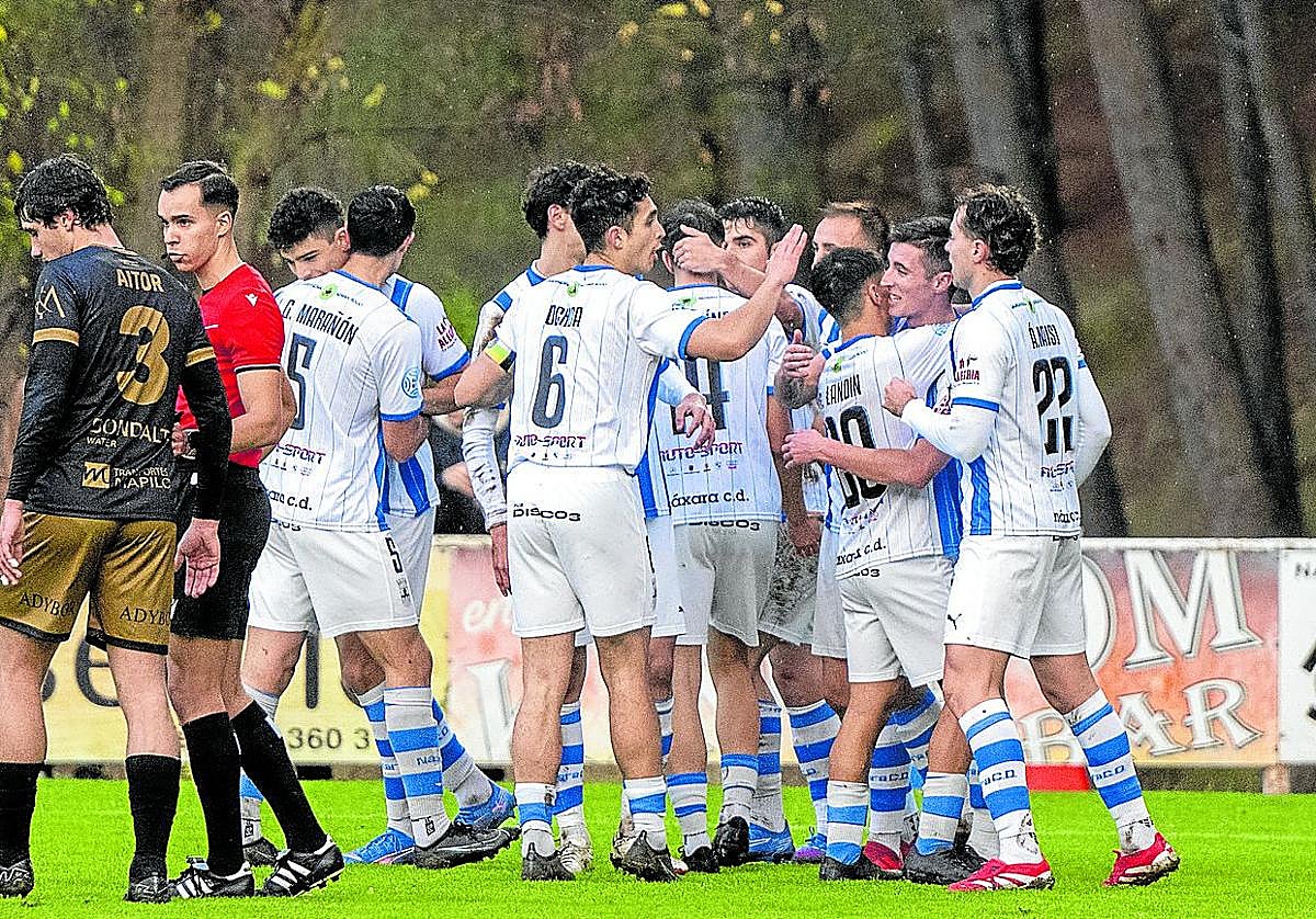 Los jugadores del Náxara celebran uno de los goles de su último partido en La Salera, contra el Alfaro.
