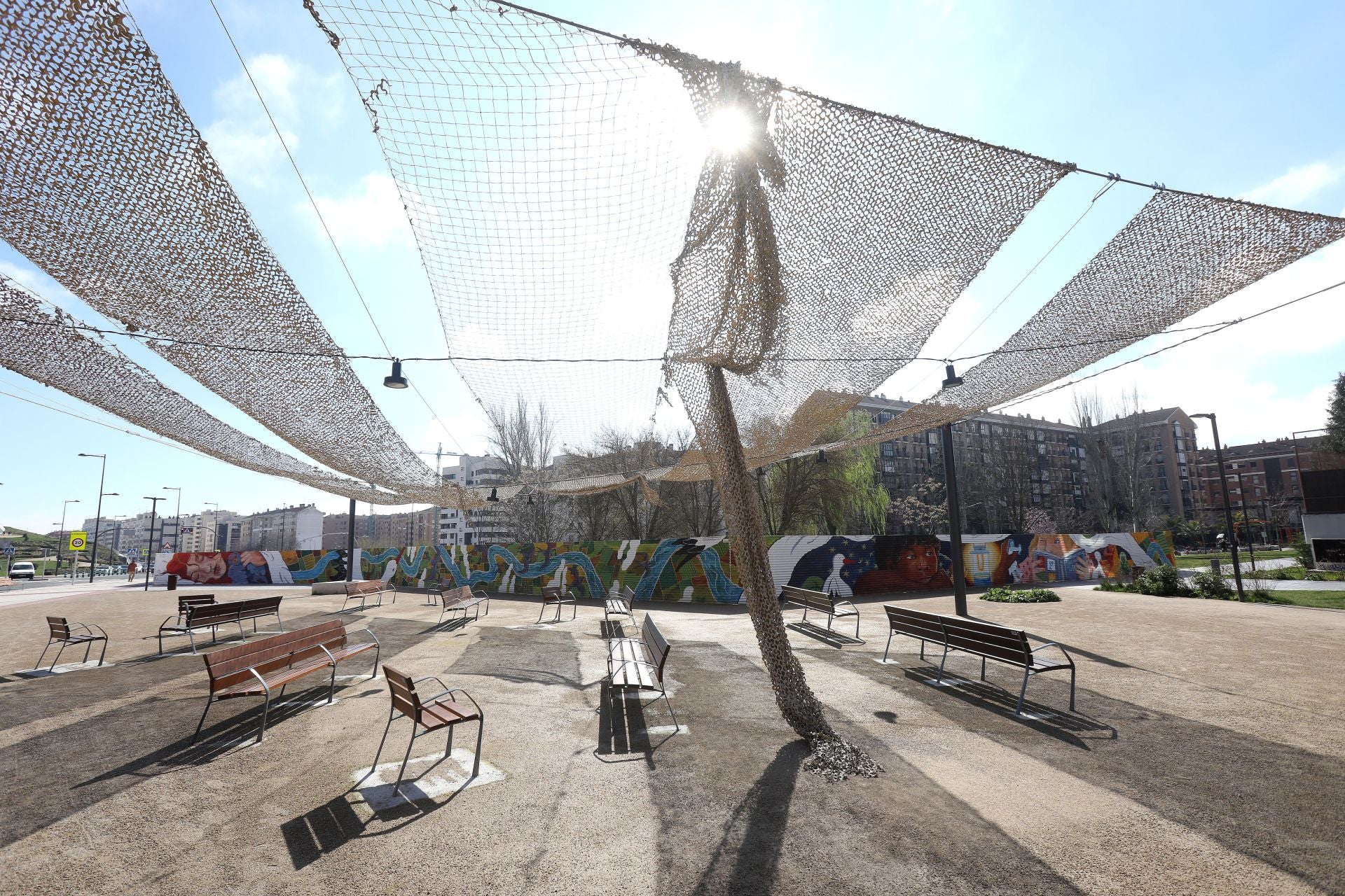 Parque Princesa Leonor con las mallas de la pérgola colgando tras volarse a causa de una tormenta del pasado 2024.