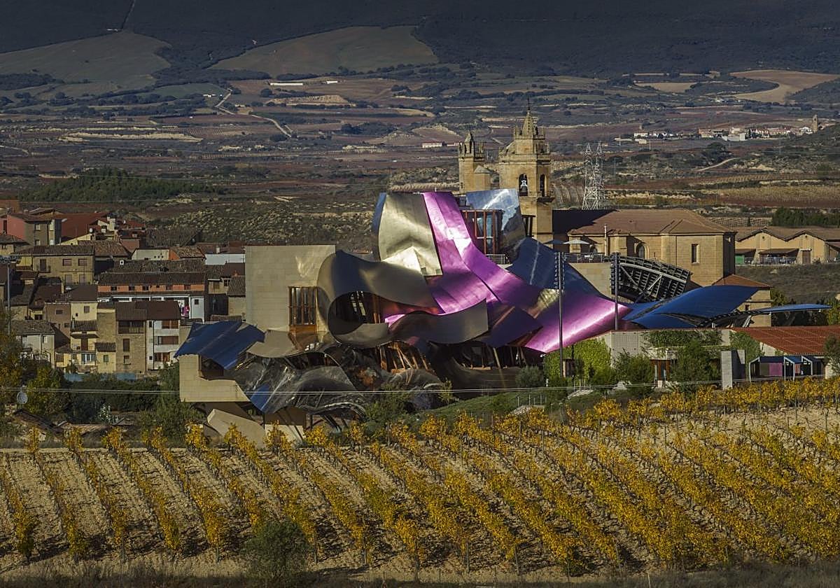 Panorámica de la icónica bodega que lleva la firma de Gehry.